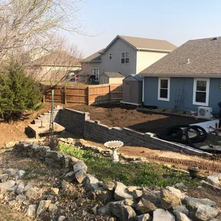 a backyard with a retaining wall