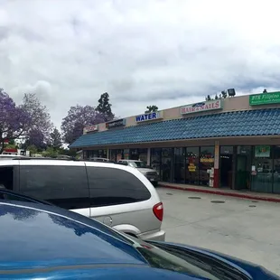 Located in Willow Plaza w/ small front parking lot