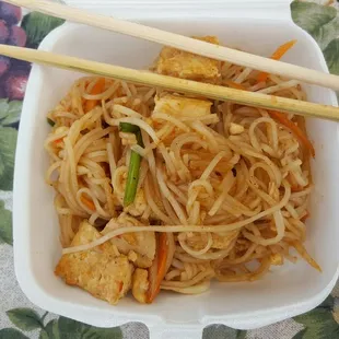 Pad Thai with tofu and veggies