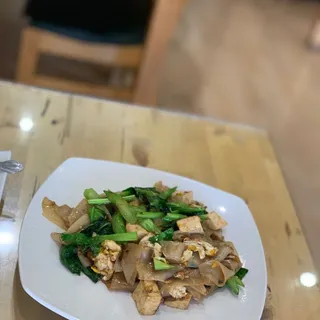 L4. Pad See Ew Lunch Special