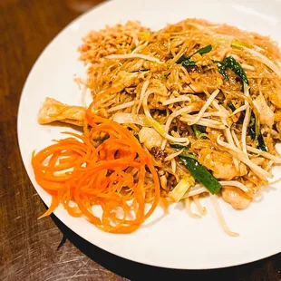 Pad Thai ($10)  IG: michellelieats