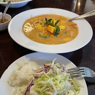 Mango curry with chicken breast and a salad with ground chicken