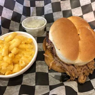 Pulled Pork Sandwich with Mac n Cheese