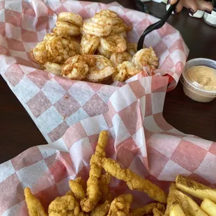 Steamed shrimp and small clam basket