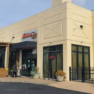 Front and outside seating at Bubbaloo Cafe