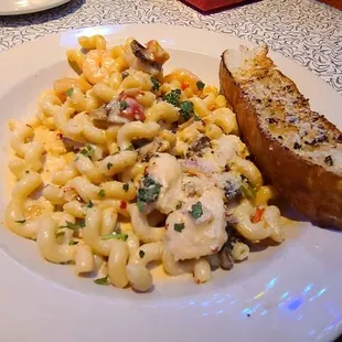 Macaroni and Cheese with Bacon and Focaccia Bread.