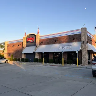 the outside of the restaurant