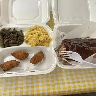 1/2 rack ribs with mac &amp; cheese and green beans