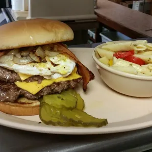 Farmers fantasy burger with mostaccoli salad