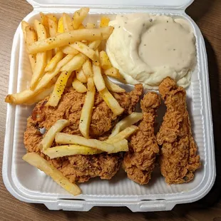 Bubba&apos;s Cooks Country 1/16/22: Three Piece Fried Chicken, Seasoned Fries, Mashed Potatoes and Gravy