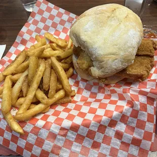 Fish sammich and fries