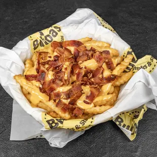 a basket of macaroni and cheese fries