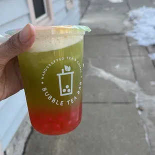 Kiwi fruit tea with strawberry popping pearls