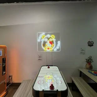 Air hockey table