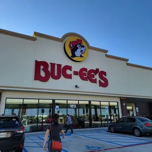the front of a buc - ee's store