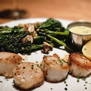 Diver scallops, lemon caper beurre blanc, grilled broccolini, shaved almonds, slices garlic, and capers