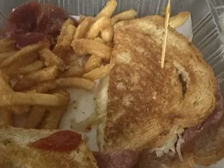 Putter's Bar & Grill