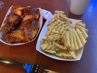 Eli's Sports Bar & Grill