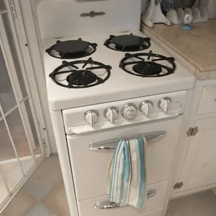 Restored apartment size O'Keefe and Merritt stove