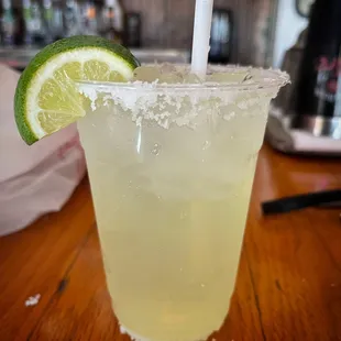 a margarita with a lime slice