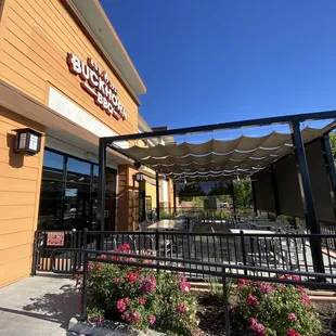 the outside of buckhorn bbq