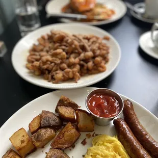 a plate of breakfast food