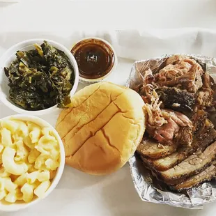 a tray of food including a sandwich, macaroni, and cheese