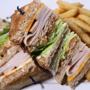 Buck&apos;s Club
Smoked turkey, bacon, iceberg lettuce, tomato, mayo and Colby cheese served on wheat bread.