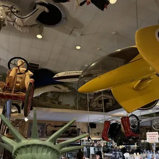 a statue of liberty and a model airplane