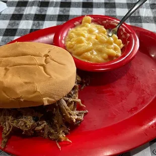 BBQ sandwich Mac and cheese