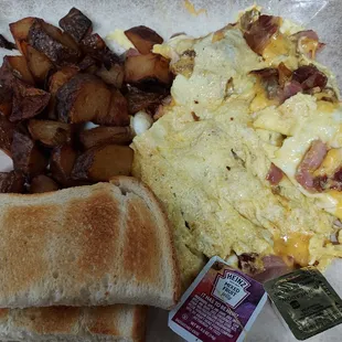 a plate of breakfast food