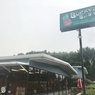 Very good ribs, good price, friendly service, several tables, clean, the cajun bens are very good, parking lot.