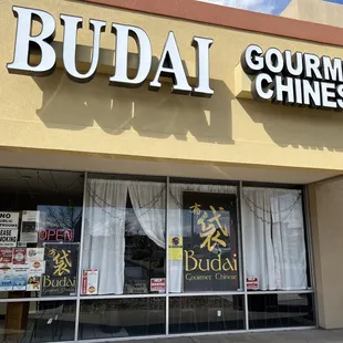 the outside of a restaurant