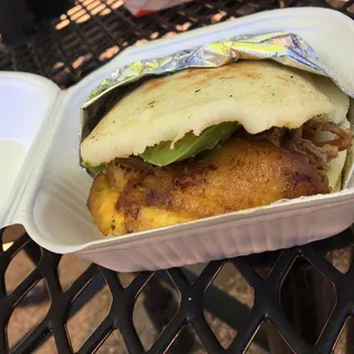 Carne Mechada Arepa