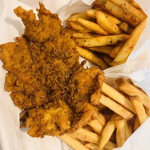 Kids De Luxe Chicken Strips (3) and fries