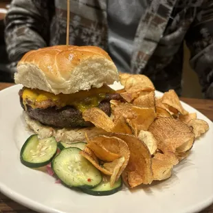 Cheeseburger with chips