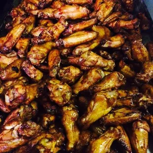 ows a tray of chicken wings