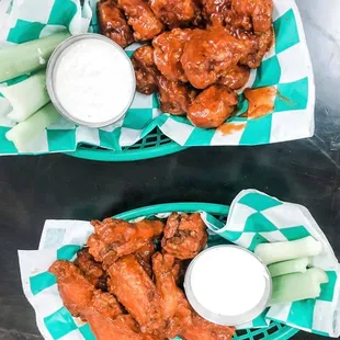 food, chicken wings and fried chicken