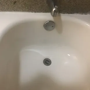 No plug on tub to have a bath.