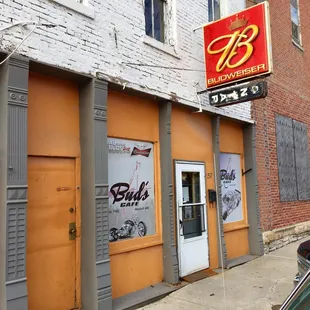Buds Café must have best burger in mid-Missouri. Love this dive bar. I come here every time I&apos;m in town visiting my in-laws.