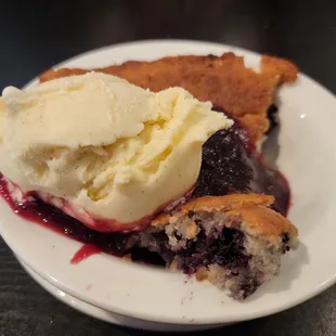 Blackberry pie a la mode