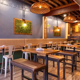 atmosphere, high top seating.