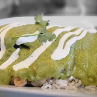BUENDIA Lunch Poblano Stuffed with shrimp &amp; cheese, covered with creamy green sauce on top, served with rice &amp; beans