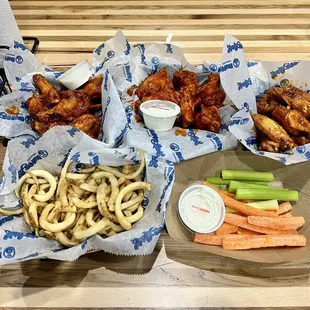 bbq chicken, fried chicken, bbq wings, chicken wings, chicken wings and fried chicken, chicken, fried chicken wings, poultry, food