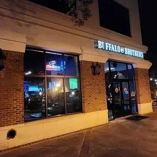 the outside of a restaurant at night