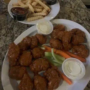 food, chicken wings and fried chicken