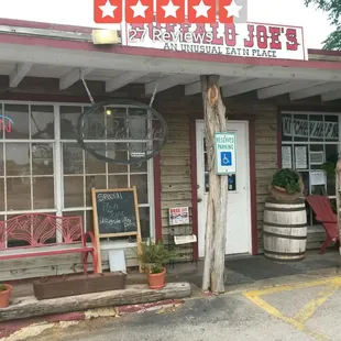 the outside of a restaurant