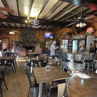 Breakfast dinning and evening bar area