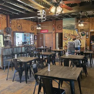 Breakfast dinning and evening bar area