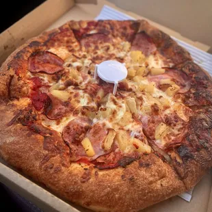 Hawaiian cowboy pizza (dat crust tho)